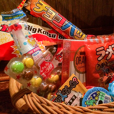 海外では日本のお菓子を配るといい？